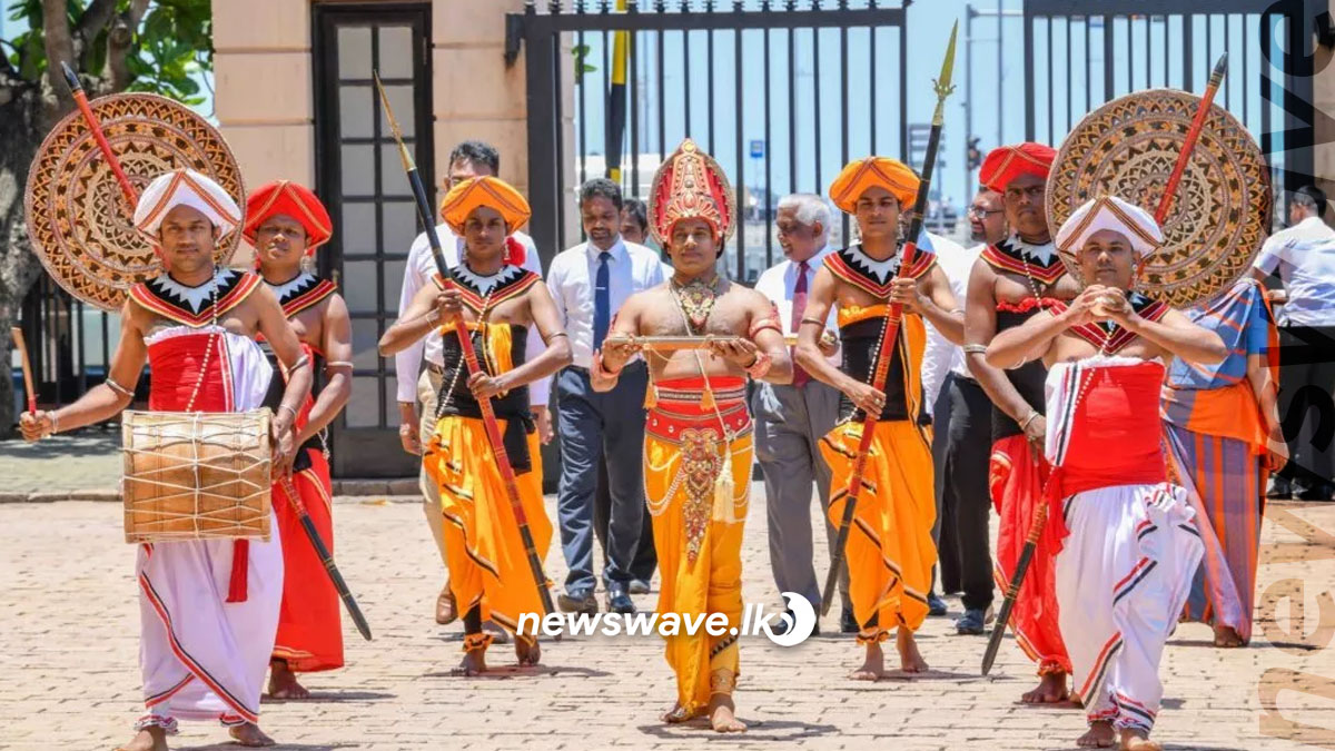 SinhalaHindu New Year’s ‘Nakath Sittuwa’ was presented to the